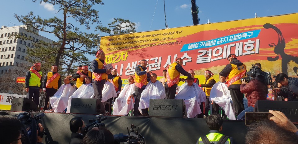22일 오후 ‘불법 카풀 관련 비상대책위원회’ 주최로 국회 앞에서 열린 ‘택시 생존권 사수 2차 결의대회’에서 참가자들이 삭발식을 벌이고 있다. 이정규 기자 jk@hani.co.kr