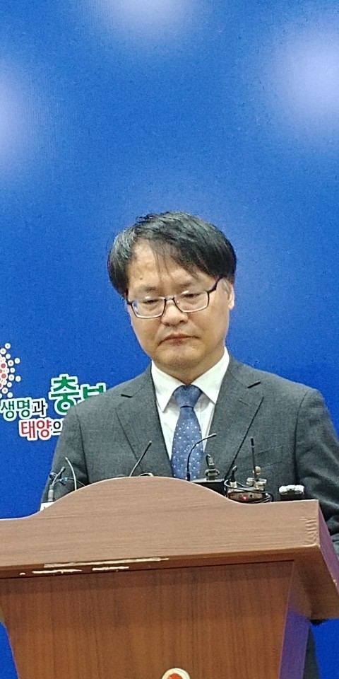 이창희 충북도 균형건설국장이 22일 KTX 오송역 단전 사고와 관련해 유감의 뜻을 밝히고 있다. 충북도는 사고 원인 조사 협조와 대책 마련을 약속했다.