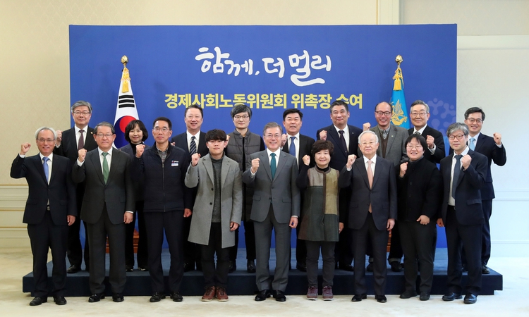 22일 문재인 대통령이 참석한 가운데 청와대에서 경제사회노동위원회 본위원회가 출범했다. 청와대 사진기자단