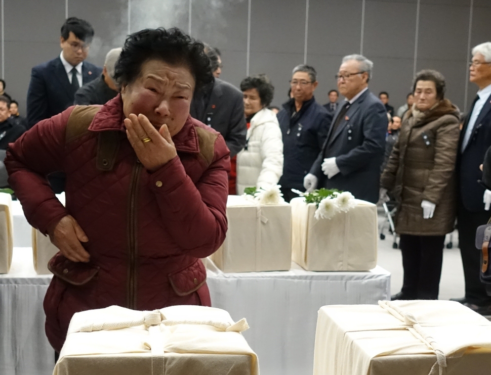 22일 오전 제주시 봉개동 제주4&#8226;3평화공원의 평화교육센터에서 열린 4.3희생자 봉안식에서 한 유족이 가족의 유해 앞에서 오열하고 있다.