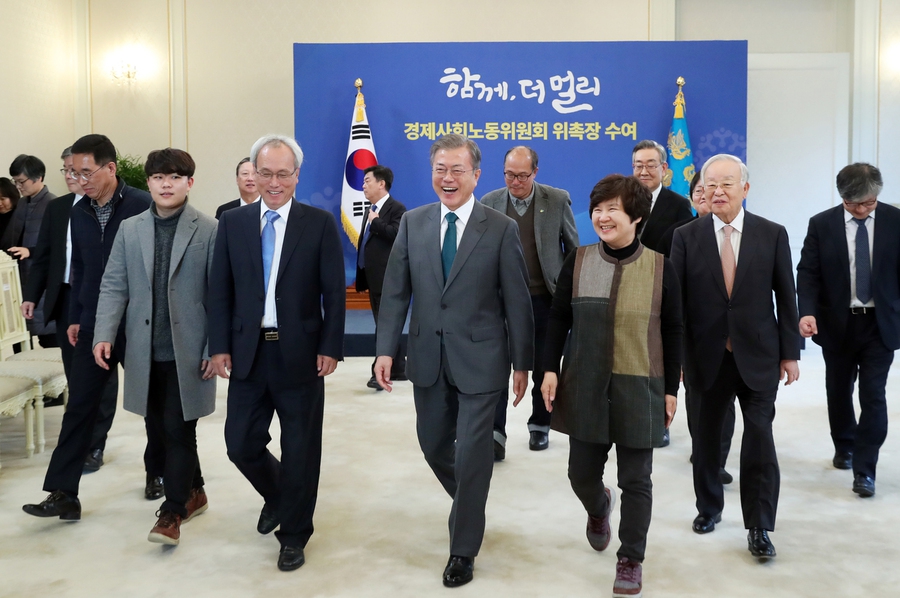 문재인 대통령이 22일 오후 청와대에서 열린 경제사회노동위원회 위촉장 수여식을 마친 후 문성현 경제사회노동위원장을 비롯한 위원들과 경사노위 출범식 및 본위원회 1차 회의장으로 이동하고 있다. 2018.11.22. 청와대사진기자단
