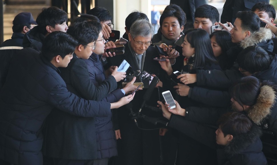 고영한 전 대법관이 23일 오전 서울 서초동 서울중앙지검으로 들어서며 취재진의 질문을 듣고 있다. 박종식 기자 anaki@hani.co.kr