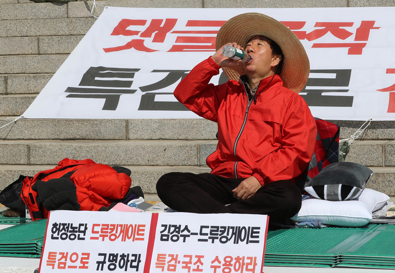 드루킹 사건 특검을 요구하며 국회 본청 앞에서 단식농성을 시작한 김성태 자유한국당 원내대표가 지난 5월 4일 오전 농성 중 물을 마시고 있다. 신소영 기자 viator@hani.co.kr