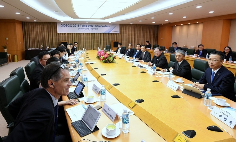 포스코가 23일 서울 강남구 포스코센터에서 연 ‘2018 주주와의 대화’에서 사외이사들과 국내외 주요 포스코 주주사 관계자들이 대화하고 있다. 포스코 제공
