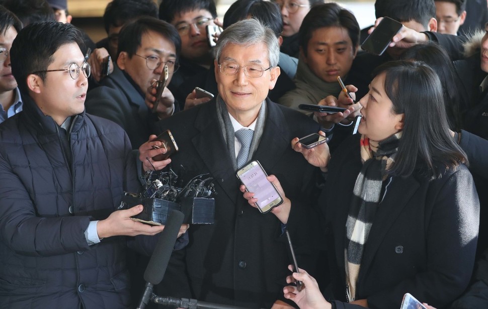 고영한 전 대법관이 23일 오전 서울 서초동 서울중앙지검으로 들어서고 있다. 박종식 기자 anaki@hani.co.kr