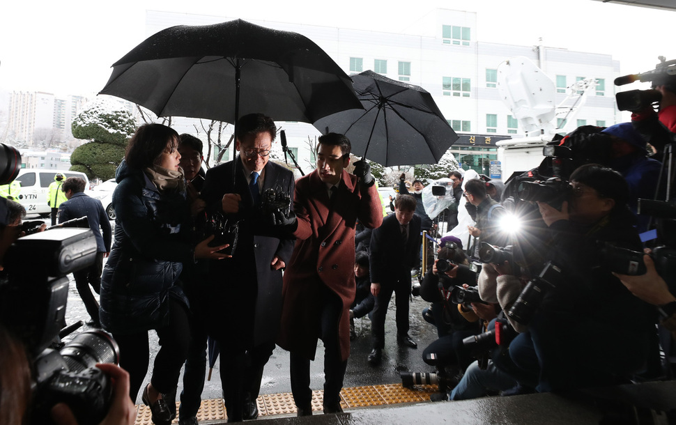 이재명 경기도지사가 24일 오전 경기도 성남시 수원지검 성남지청에 출석하고 있다. 이날 이 도지사는 친형 강제입원, 검사 사칭, 대장동 개발 관련 허위사실 공표 등 그동안 제기된 의혹과 관련해 피의자 신분으로 조사받는다. 백소아 기자