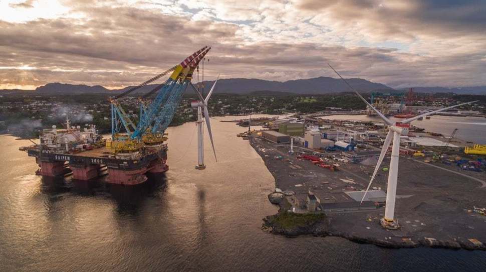 극한구조물상을 받은 스코틀랜드 하이윈드(Hywind) 프로젝트용 안전지지대. 커다란 해상 부유기지로 풍력 터빈을 들어올려 운반한다.