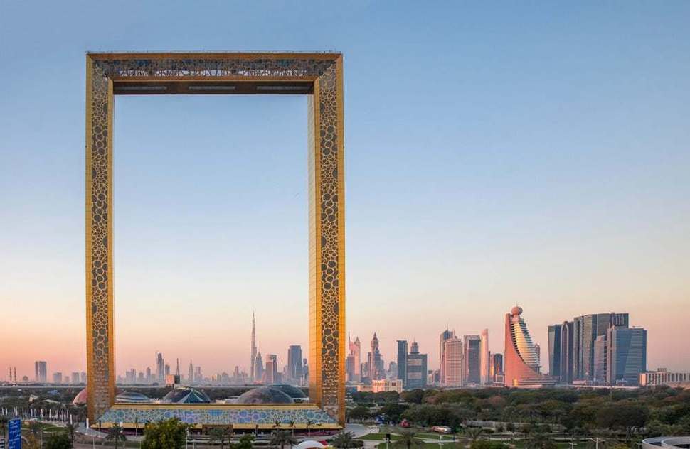 크고 날씬한 구조물상엔 두바이 프레임(Dubai Frame)이 뽑혔다. 거대한 액자 형태를 하고 있는 두바이 프레임은 높이가 150m인 두 개의 타워로 이루어져 있으며 두 타워는 하늘 다리로 연결돼 있다. 하늘다리는 두바이 시내를 바라보는 전망대 역할을 한다.
