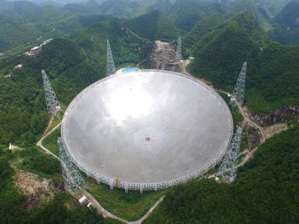 긴 구조물상을 받은 중국의 구경 500m 전파망원경(FAST). 중국과학원 국가천문대가 구이저우(貴州) 성 핑탕(平塘)현 산악지대에 세웠다.