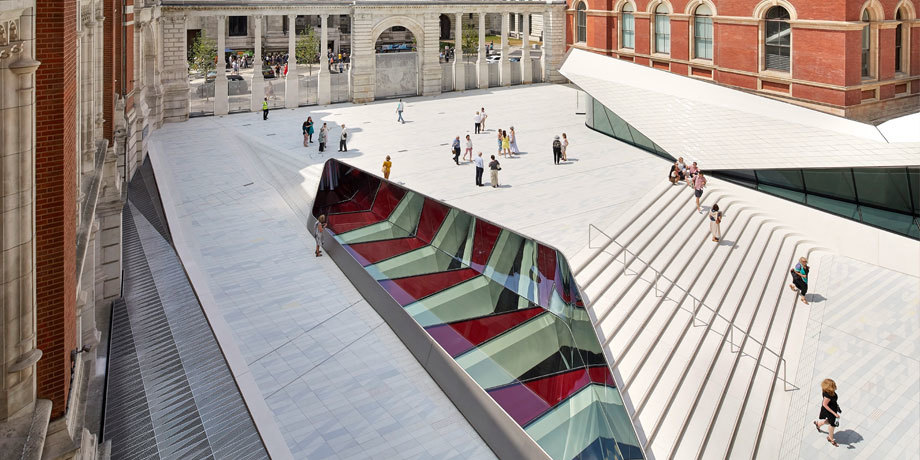 영국 런던의 빅토리아 앤 앨버트 박물관의 Exhibition Road Quarter는 통합건축상을 받았다. 새로운 1100평방미터 규모의 지하 갤러리가 기존 박물관 건물 사이의 마당 아래에 설치됐다. 유리를 통해 아래쪽을 들여다볼 수 있게 했다.