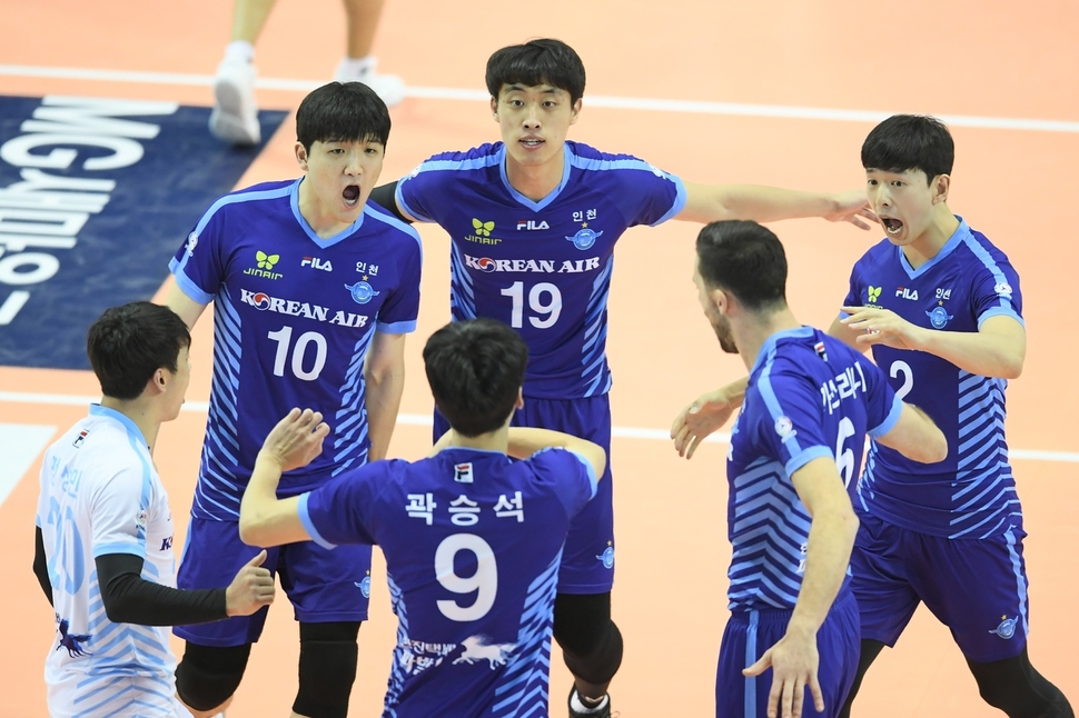 대한항공 선수들이 25일 대전 충무체육관에서 열린 프로배구 도드람 2018-2019 V리그 남자부 삼성화재와의 경기에서 득점에 성공한 뒤 기뻐하고 있다. 한국배구연맹 제공