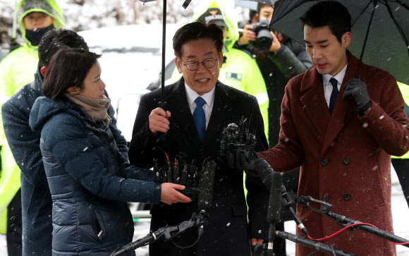 이재명 경기도지사가 친형 강제입원, 검사 사칭, 대장동 개발관련 허위사실 공표 등 그동안 제기된 의혹과 관련 피의자 신분으로 조사를 받기 위해 24일 오전 경기도 성남시 수원지검 성남지청으로 출석하고 있다. 2018.11.24 연합뉴스