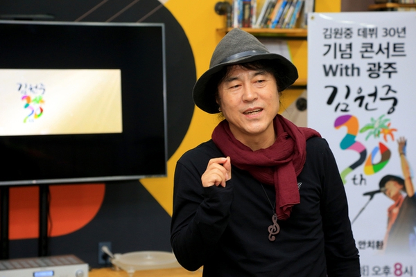 가수 김원중씨가 26일 `십일 년의 기록’ 출판 기념회와 ‘빵 만드는 공연·김원중의 달거리’ 무대를 선보일 예정이다. 좋은 친구들 제공
