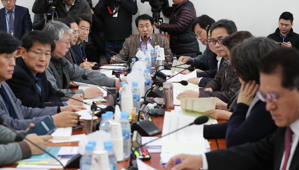 예산결산특별위원회 예산안조정소위원회가 주말인 지난 25일 오후 국회에서 문화체육관광부, 여성가족부, 환경부 등에 대한 예산안을 심사하고 있다. 강창광 기자 chang@hani.co.kr