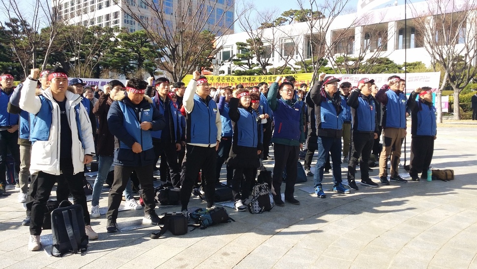 26일 부산시청 앞 광장에서 부산지하철노조가 부산시 단체교섭 부당개입 중단과 사태해결을 촉구하는 결의대회를 열었다.