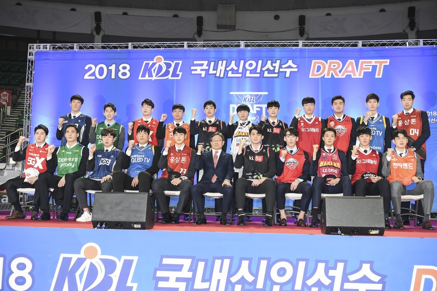26일 잠실학생체유관에서 열린 2018 프로농구 신인 드래프트에서 각 팀에 낙점된 선수들이 이정대 케이비엘 총재와 함께 기념사진을 찍고 있다. KBL 제공