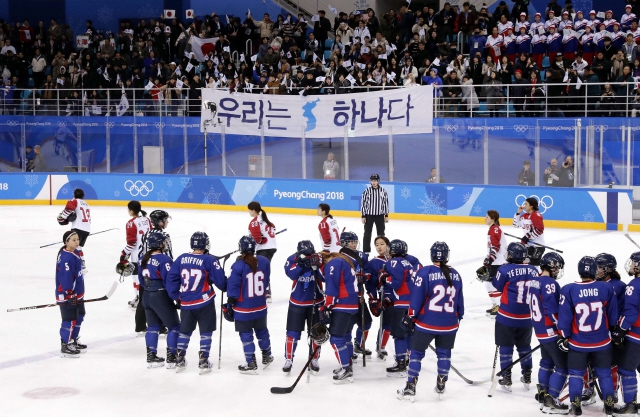 남북 여자아이스하키 단일팀이 지난 2월14일 강릉 관동하키센터에서 열린 2018 평창올림픽 일본과의 경기에서 진 뒤 서로 위로하고 있다. 강릉/박종식 기자 anaki@hani.co.kr