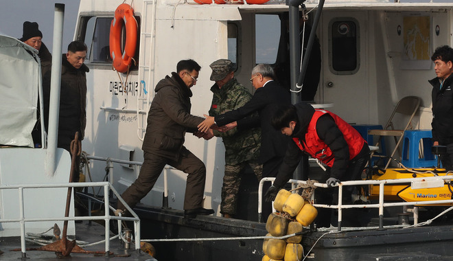 5일 남북 공동한강하구수로 조사가 시작된 가운데 강화 교동도 북단 한강하구에서 윤창휘 공동조사단장과 북측조사단을 만나 인사를 나누고 있다. 군 당국 및 해운 당국 관계자, 수로 조사 전문가 등이 참여한 공동조사단은 남북 각각 10명으로 구성됐다. 사진공동취재단