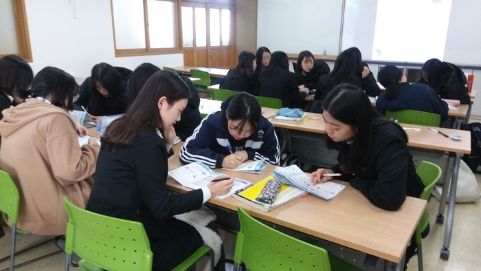 부산 남구 분포고 1학년 4반 학생들이 독도 영유권을 주장하는 일본 교과서를 비판하는 리플릿을 보고 있다. 부산시교육청 제공