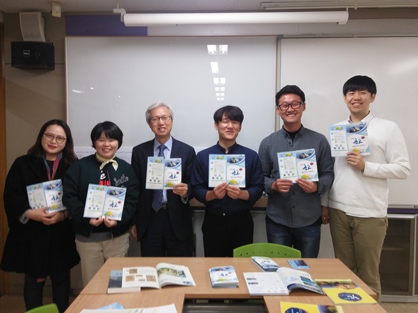 부산독도교육연구회 소속 교사들이 직접 제작한 ‘우리 땅 독도 일본 교과서 바로잡기’ 리플릿을 펼쳐보이고 있다. 부산독도교육연구회 제공