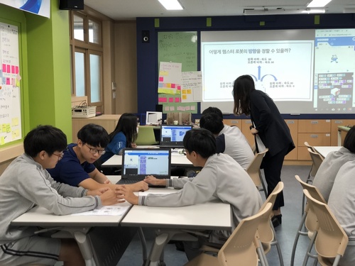 경북 구미 광평중학교 학생들이 정보 수업 시간에 코딩을 배우고 있다. 노경보 교사 제공