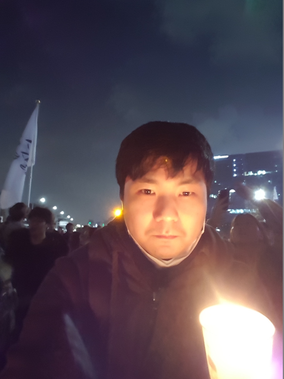 2016년 32살. 서울 광화문에서 참여한 인생 네번째 촛불집회. 그리고 첫 승리. 2002년 효순·미선 추모, 2004년 노무현 대통령 탄핵 반대, 2008년 미국산 쇠고기 수입 반대 때도 촛불을 들었다.