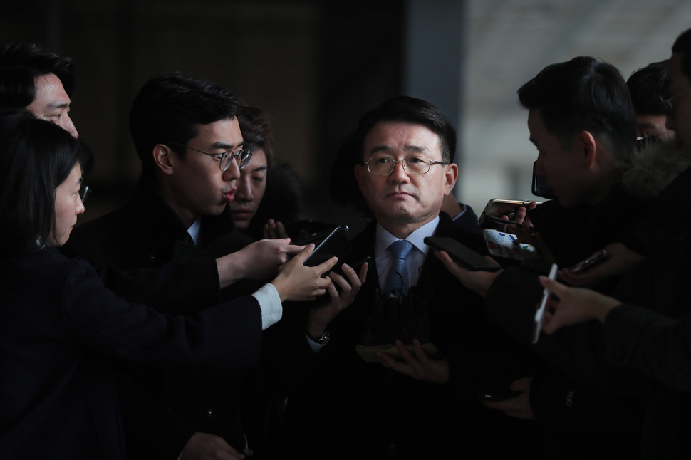 세월호 참사 때 유가족들을 불법 사찰한 혐의(직권남용 등)를 받는 이재수 전 기무사령관이 27일 오전 피의자 조사를 받기 위해 서울중앙지검으로 출석하며 취재진의 질문을 듣고 있다. 백소아 기자 thanks@hani.co.kr