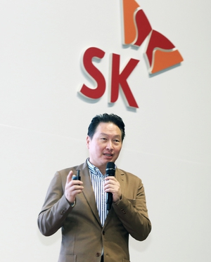 최태원 에스케이그룹 회장이 지난 10월19일 제주 디아넥스호텔에서 열린 ‘2018 씨이오(CEO)세미나’에서 사회적 가치 추구를 통해 비즈니스 모델을 혁신하는 방법론에 대해 이야기하고 있다. 에스케이그룹 제공