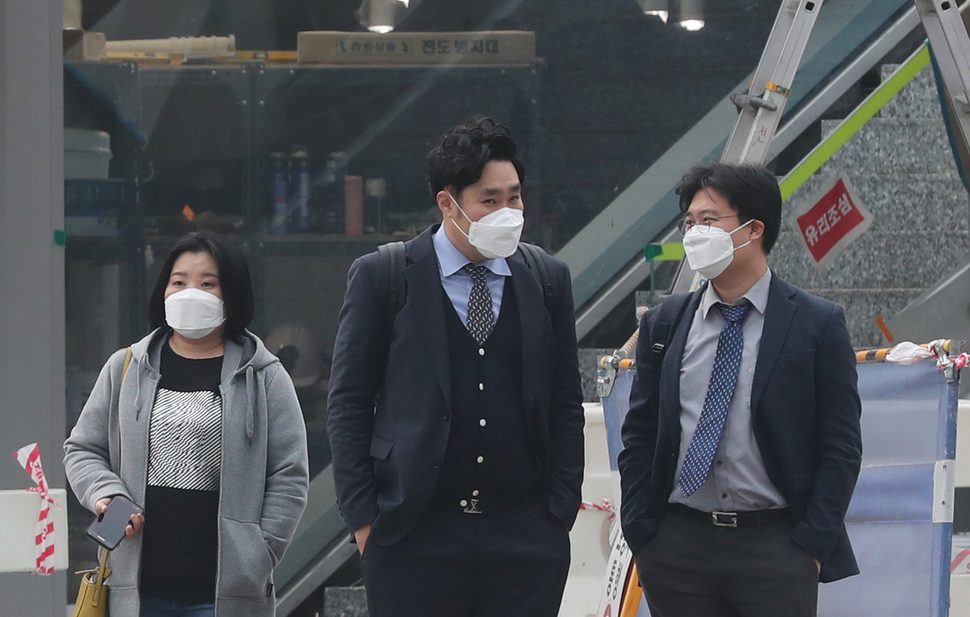 전국 대부분 지역에 초미세먼지 농도가 `나쁨'수준을 보인 27일 서울 중구 태평로 일대에서 마스크를 쓴 시민들이 발걸음을 재촉하고 있다. 백소아 기자 thanks@hani.co.kr