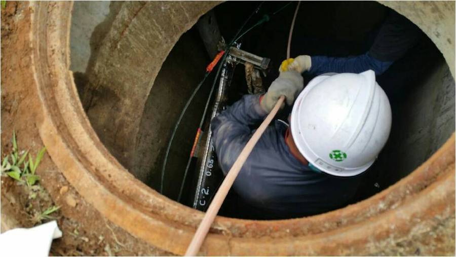 케이티 외주업체 노동자들이 맨홀 밑에서 작업을 하고 있다. ?‘케이티 용역업체 통신노동자 긴급실태조사 결과 보고서’(전주시비정규노동자지원센터)