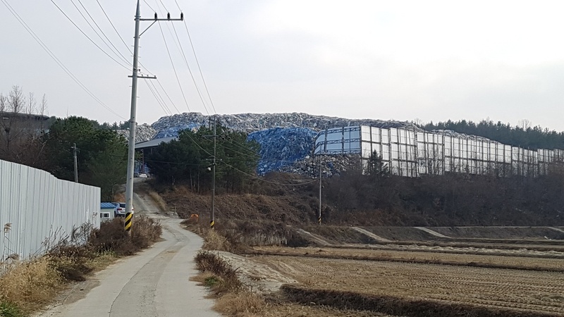 27일 낮 경북 의성군 단밀면 생송2리 마을 한쪽에 쓰레기가 산더미처럼 쌓여있다.