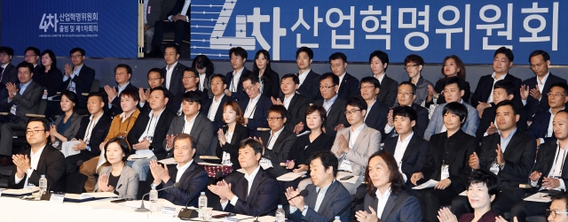 지난해 10월11일 서울 상암동 에스플렉스센터에서 열린 4차산업혁명위원회 출범식에서 참석자들이 출범을 축하하는 박수를 치고 있다.                           청와대사진기자단