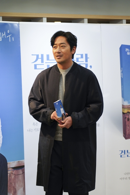 27일 마포구 서교동 한 카페에서 열린 출간 기념 간담회에 참석한 하정우. 문학동네 제공
