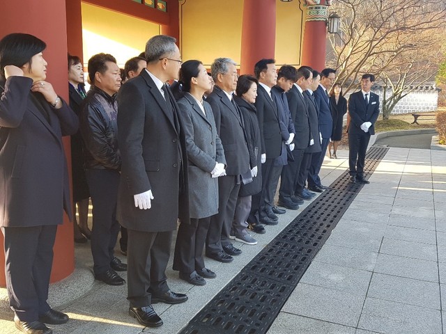 손학규 바른미래당 대표(가운데)와 당직자들이 27일 광주 5·18 민주묘지에 참배하기 위해 나란히 서 있다.