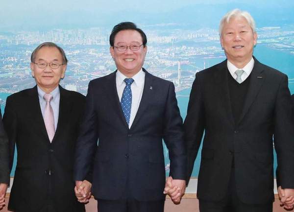 유니스트와 평양과학기술대의 학술교류 협약 체결에 앞서 전유택 평양과기대 총장(왼쪽부터), 송철호 울산시장, 정무영 유니스트 총장 등이 남북교류협력 방안을 논의하며 서로 손을 맞잡아 보였다. 울산시 제공