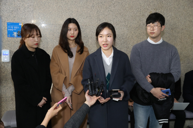 음주운전자가 몰던 차량에 치여 숨진 윤창호씨 친구들이 지난 5일 오전 국회에서 자유한국당과 바른미래당 대표를 찾아 음주운전 처벌을 강화하는 이른바 ‘윤창호법’ 조속한 처리를 요청한 뒤 기자들의 질문에 답하고 있다. 강창광 기자 chang@hani.co.kr