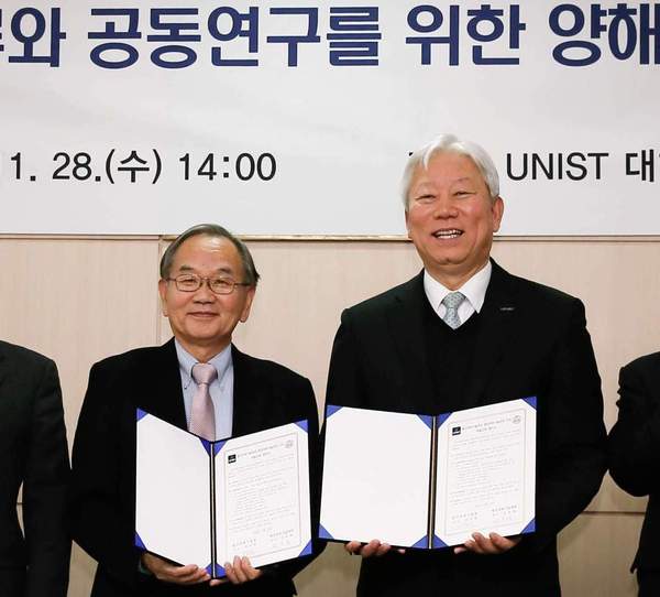 전유택 평양과학기술대 총장(왼쪽)과 정무영 유니스트 총장이 두 대학 간 학술교류 협약서에 서명한 뒤 협약서를 들어보이고 있다. 유니스트 제공