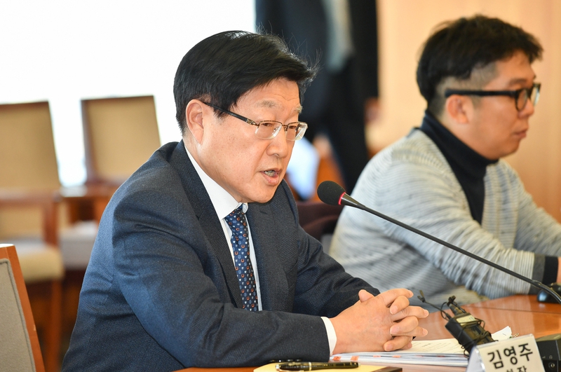 한국무역협회가 28일 삼성동 트레이드타워에서 개최한 ‘제55회 무역의날 기념 출입기자 간담회’에서 김영주 회장이 인사말을 하고 있다. 무역협회 제공