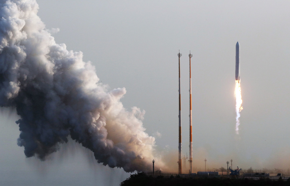 한국형발사체(KSLV-2) ''누리호''의 엔진 시험발사체가 28일 오후 고흥 나로우주센터에서 발사되고 있다.  고흥/사진공동취재단