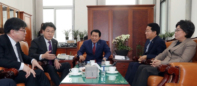 지난 27일 오전 국회 예결소위원장실에서 소위 파행을 논의하기 위해 열린 예결소위 간사 회동이 열리고 있다. 김경호 선임기자 jijae@hani.co.kr