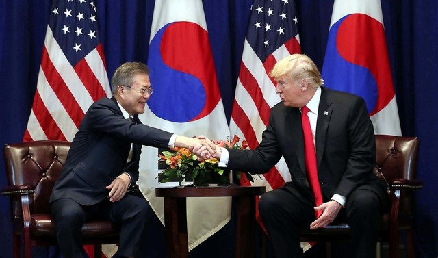 문재인 대통령이 지난 9월24일(현지시각) 미국 롯데 뉴욕 팰리스호텔에서 도널드 트럼프 미국 대통령과 한·미 정상회담을 갖고 있다. <한겨레> 자료사진