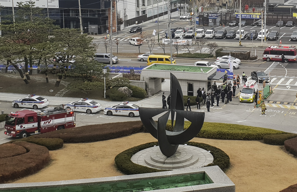 70대 한 남성이 김명수 대법원장 출근차량에 화염병을 투척한 27일 오전 서울 서초구 대법원에서 경찰과 소방대원이 현장을 수습하고 있다. 독자 제공 연합뉴스