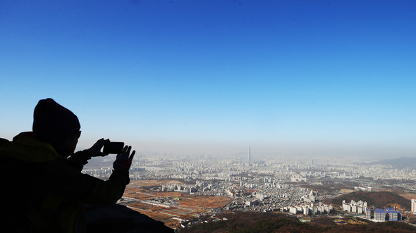 미세먼지 농도가 %!^a%!^a나쁨%!^a%!^a 수준을 보인 28일 오전 경기도 광주시 남한산성에서 바라본 서울 시내가 파란 하늘 아래 미세먼지로 덮여 있다. 광주/연합뉴스 미세먼지 농도가 %!^a%!^a나쁨%!^a%!^a 수준을 보인 28일 오전 경기도 광주시 남한산성에서 바라본 서울 시내가 파란 하늘 아래 미세먼지로 덮여 있다. 광주/연합뉴스