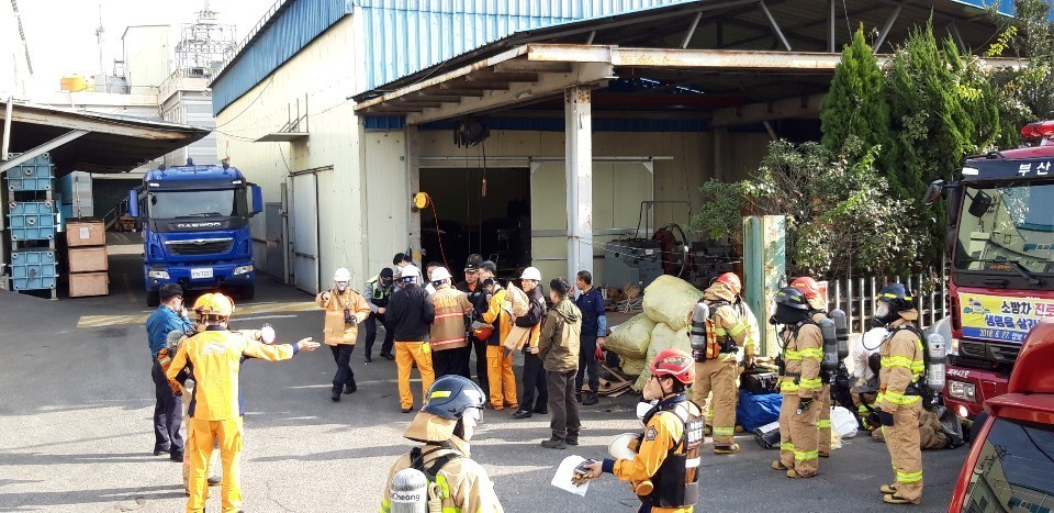 28일 오후 1시8분께 부산 사상구 학장동에 있는 한 폐수처리업체에서 황화수소가 누출돼 노동자 6명이 다쳤다. 부산시소방본부 제공