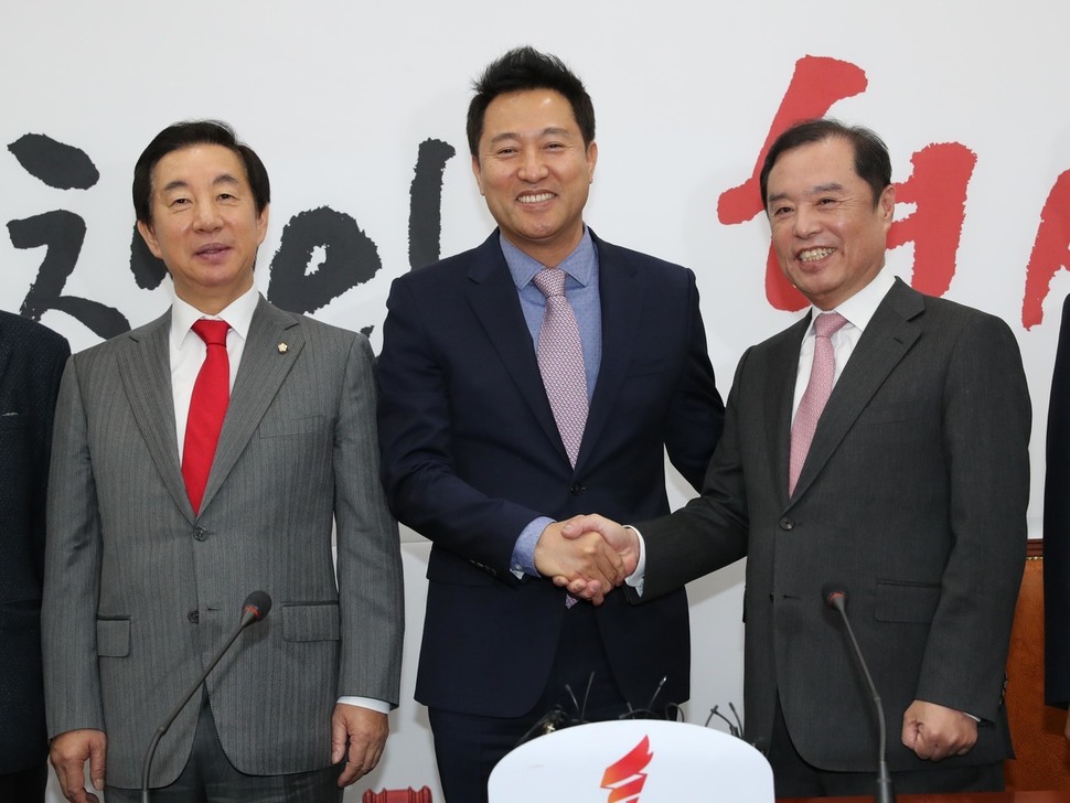 The former mayor of Seoul, Oh Se-hoon, shakes hands with Kim Byung-joon, party vice president, at a ceremony that took place in the National Assembly the 29th.