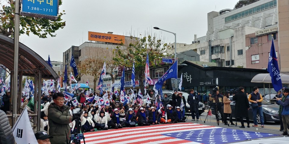 29일 충북 청주 상당공원 앞길에서 열린 태극기 집회에서 참석자들이 박근혜 전 대통령 석방 등을 요구하고 있다. 오윤주 기자