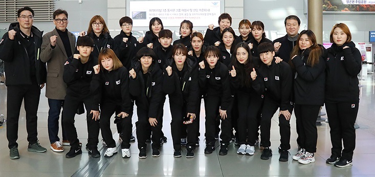 한국 여자핸드볼 대표팀이 제17회 아시아여자선수권대회에 참가하기 위해 28일 출국했다. 대한핸드볼협회 누리집