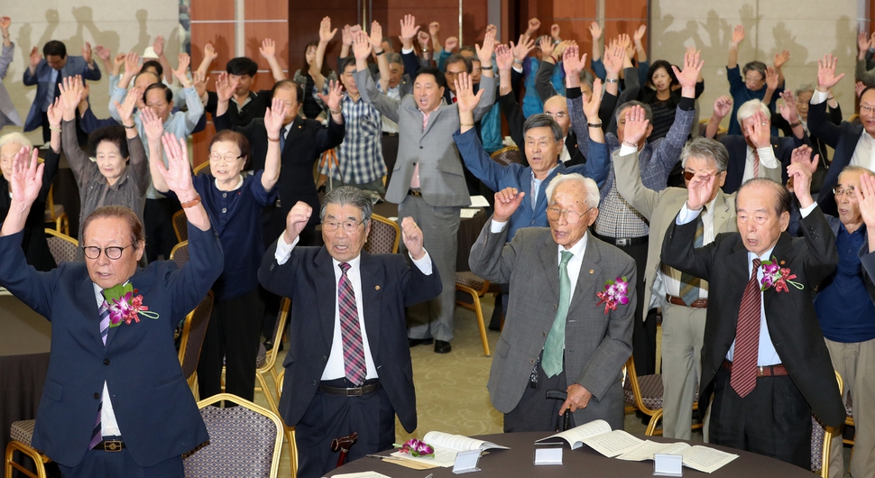 한국광복군 창군 제78주년 기념식이 17일 오전 서울 효창동 백범기념관에서 열려 애국지사 등 참석자들이 만세삼창을 하고 있다. 한국광복군은 일제강점기인 1940년 9월17일 중국 충칭에서 창군됐다. 현재 광복군 생존자는 21명이다. 김정효 기자 hyopd@hani.co.kr