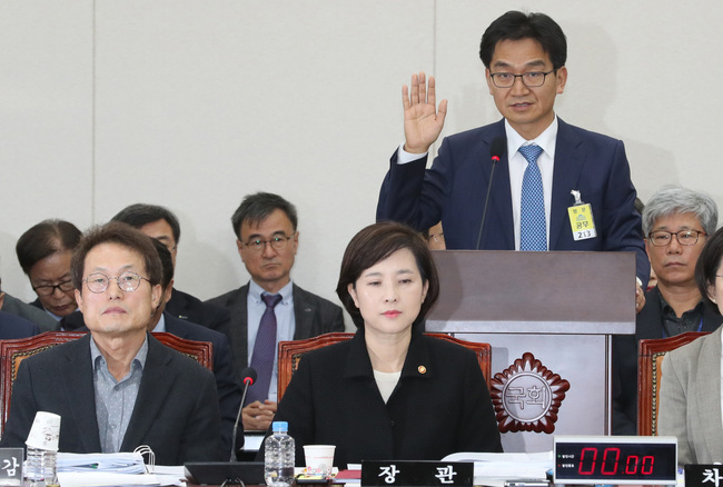 이덕선 한국유치원총연합회 비대위원장(서 있는 이)이 지난달 29일 오후 국회에서 열린 교육부 및 소관 공공·유관기관 종합감사에서 증인으로 출석해 선서하고 있다.  강창광 기자 chang@hani.co.kr