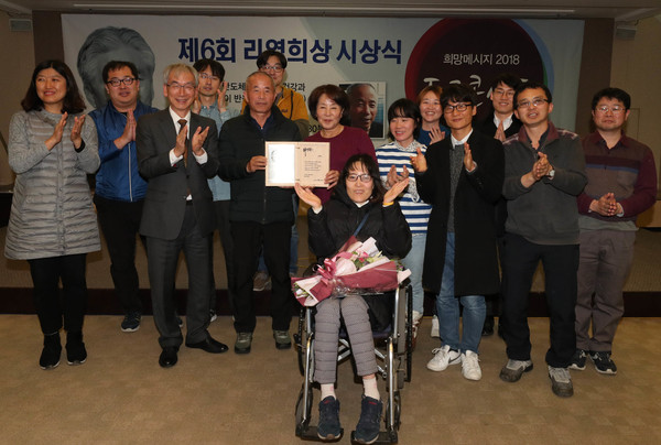 ‘제6회 리영희상’ 시상식이 29일 오후 서울 프레스센터에서 열려 ‘반도체노동자의 건강과 인권지킴이 반올림’(대표 황상기·왼쪽 다섯째) 활동가들이 수상의 기쁨을 나누고 있다. 백소아 기자 thanks@hani.co.kr